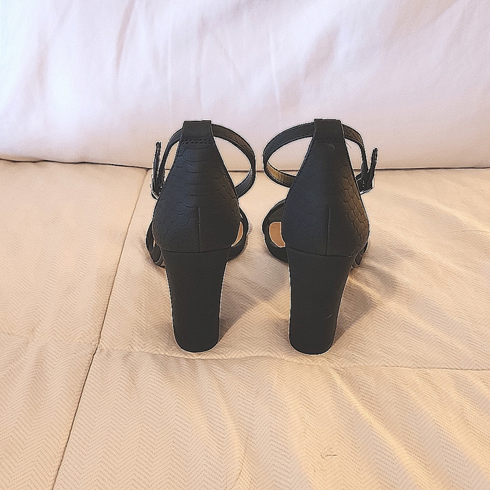 Women's Dress Sandals - Picture 3 of 5